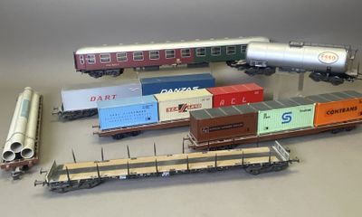 beaucoup de wagons et un wagon sur la table