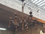 un lustre suspendu au plafond d'un immeuble