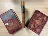 deux livres et un cigare posés côte à côte sur une table
