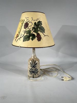 une lampe posée sur une table et munie d'un abat-jour