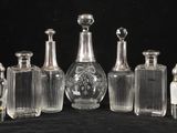 un groupe de bouteilles en verre disposées les unes à côté des autres