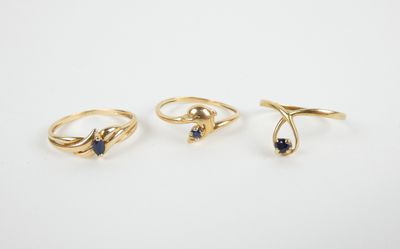un lot de trois bagues en or serties de saphirs