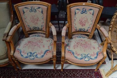 deux chaises placées l'une à côté de l'autre sur un tapis