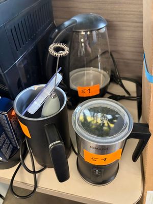 un blender et un mixeur posés sur un comptoir