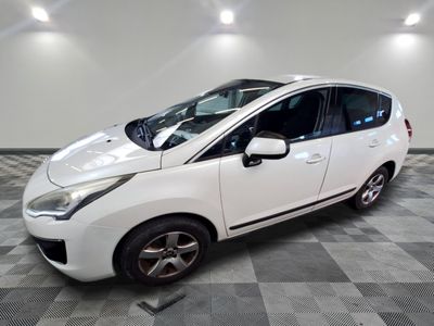 une photo d'une voiture blanche dans un showroom