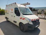 une camionnette blanche garée dans un parking