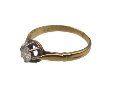une image représentant une bague en or sertie d'un diamant