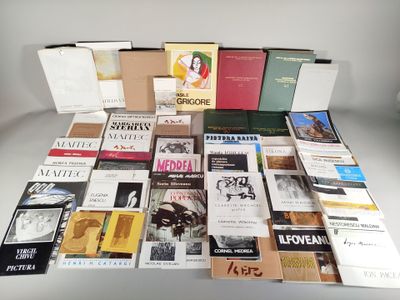 beaucoup de livres sur la table