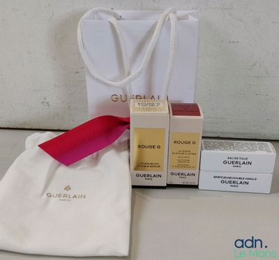 le contenu d'un sac et un paquet de savon sont posés sur une table