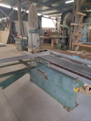 Une scie à format CHAMBON De 1984 avec environ 10 lames de c…