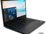 l'ordinateur portable est ouvert sur une surface blanche avec des fenêtres sur l'écran
