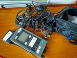 un sac rempli de câbles et un téléphone portable posés sur une table