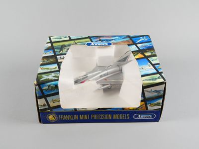 une boîte contenant une maquette d'avion de chasse