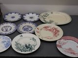 plusieurs assiettes posées sur une table