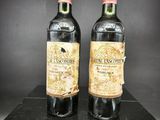 deux bouteilles de vin posées sur une table noire
