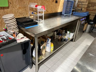 une table en métal sur laquelle sont posées plusieurs assiettes