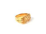une image d'une bague en or sur fond blanc