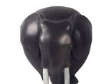 une statue d'éléphant avec des défenses sur la tête