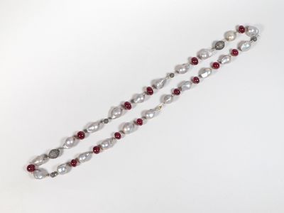 un gros plan sur un bracelet en perles rouges et blanches
