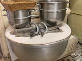 des casseroles et des poêles sont posées sur les toilettes dans une cuisine