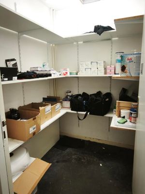 une pièce avec beaucoup de boîtes et de cartons sur les étagères