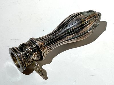 Manche à gigot en métal argenté à décor de feuillage et cote melonné. 