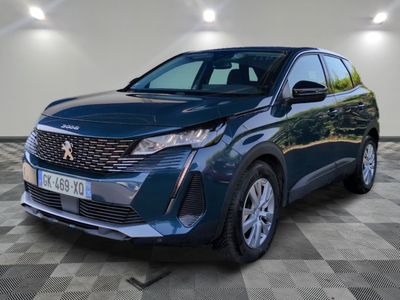 une voiture bleue garée dans un garage au sol en damier