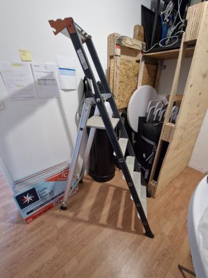 une échelle adossée au mur d'une pièce