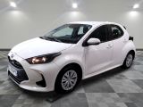 la toyota yaris blanche est garée sur un carrelage à carreaux