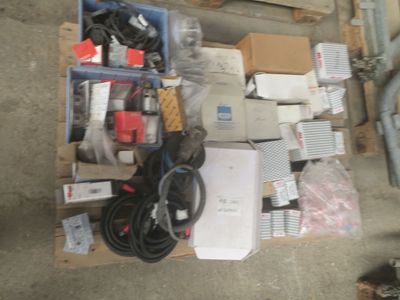 un tas de matériel électrique divers posé sur une palette