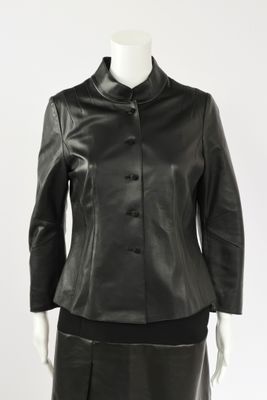 une veste et une jupe en cuir noir sur un mannequin, un mannequin, un mannequin, un mannequin, un mannequin