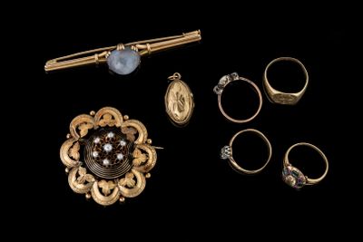 de nombreuses bagues et une broche sur fond noir