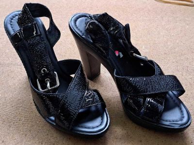 61 / Paire de chaussures à talons - SAN MARINA - Point…