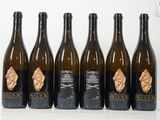 six bouteilles de vin sont alignées sur une surface blanche