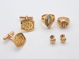 trois paires de boutons de manchette en or et une paire de boutons de manchette