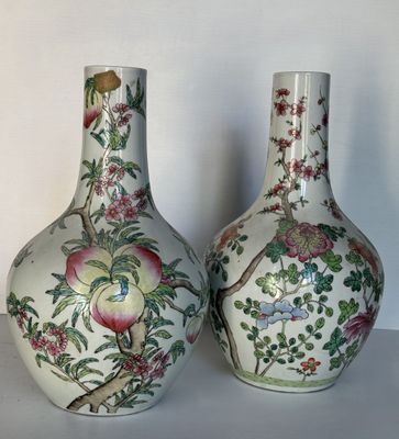 deux vases posés sur une table