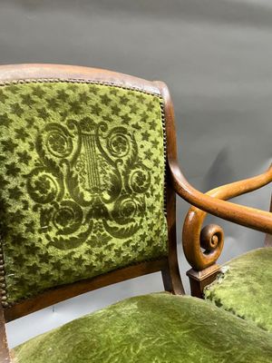 une chaise verte sur laquelle est posé un coussin vert