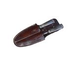 un couteau posé sur une pièce de cuir
