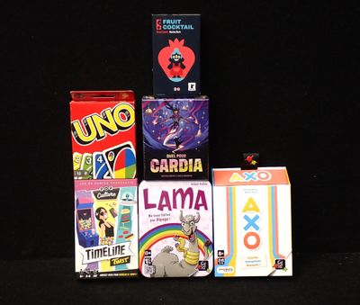 tout un tas de jeux différents sur une table noire
