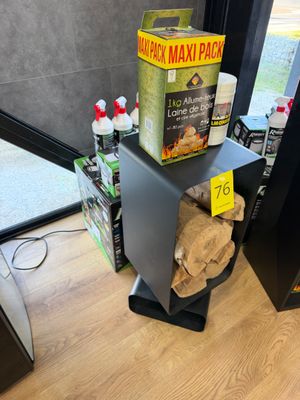 une boîte de chips posée sur une étagère dans un magasin