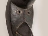 l'image d'un masque noir sur fond blanc