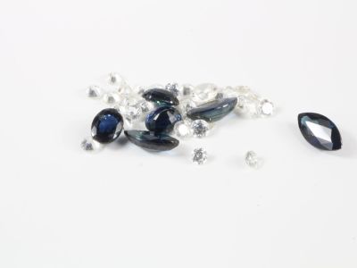 un gros plan sur un bouquet de diamants bleus et blancs