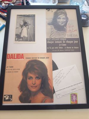 DALIDA Cadre avec 1 dédicace,1 vinyle,1 timbre et 1 photo.