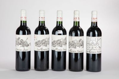 quatre bouteilles de vin sont alignées
