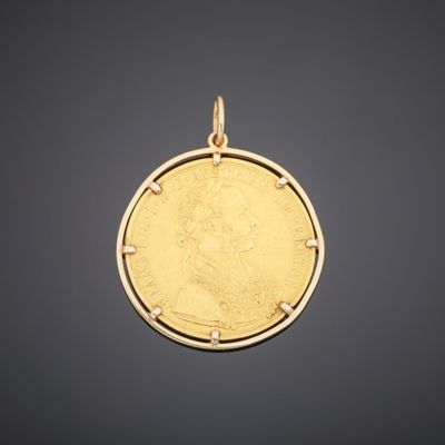 un pendentif en forme de pièce d'or représentant le portrait d'une femme