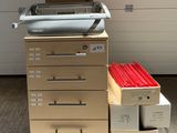 une pile de cartons et un classeur dans un garage