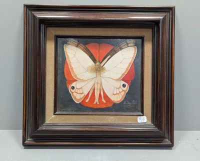 tableau représentant un papillon, dans un cadre en bois, accroché au mur