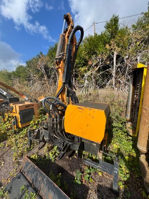 une machine qui se trouve sur le bord de la route