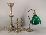 une lampe verte et une lampe de table verte placées l'une à côté de l'autre