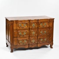 Commode en noyer mouluré et sculpté, façade galbée en double…